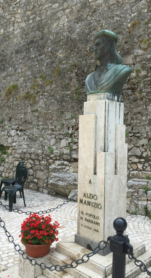 Byste av det moderne kommaets far, Aldo Manuzio, i hans hjemby Bassiano. I år markeres 500-årsdagen for Manuzios død. Dødsdagen 6. februar er den internasjonale dagen for semikolonet.