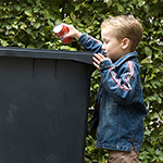 Gutt som kaster noe i søpla | Foto: Marcel Mooij / Mostphotos